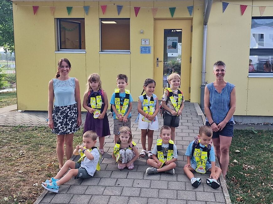 Erster Schultag für 8 neue Kinder im Kindergarten B.